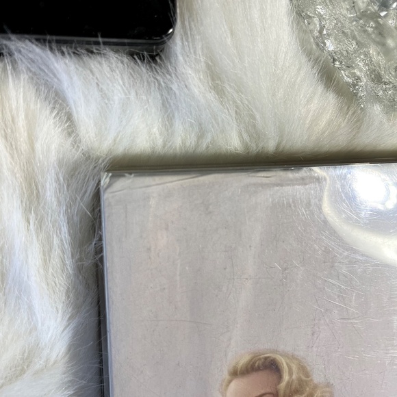 2017 Oleg Cassini The Wedding Dress Book - Picture 6 of 6